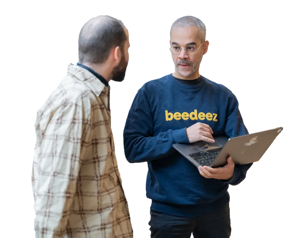 Image d'un salarié Beedeez qui parle avec autre
