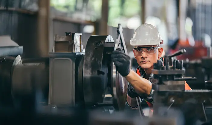 Homme travaillant dans une fabrique