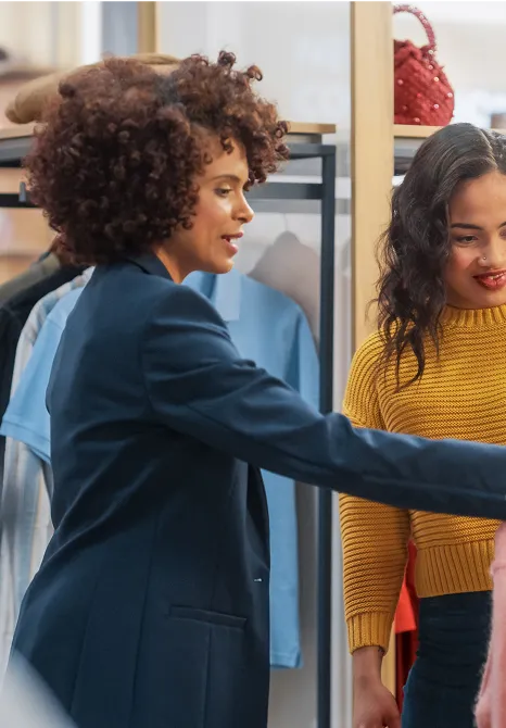 Une vendeuse et cliente dans un magasin
