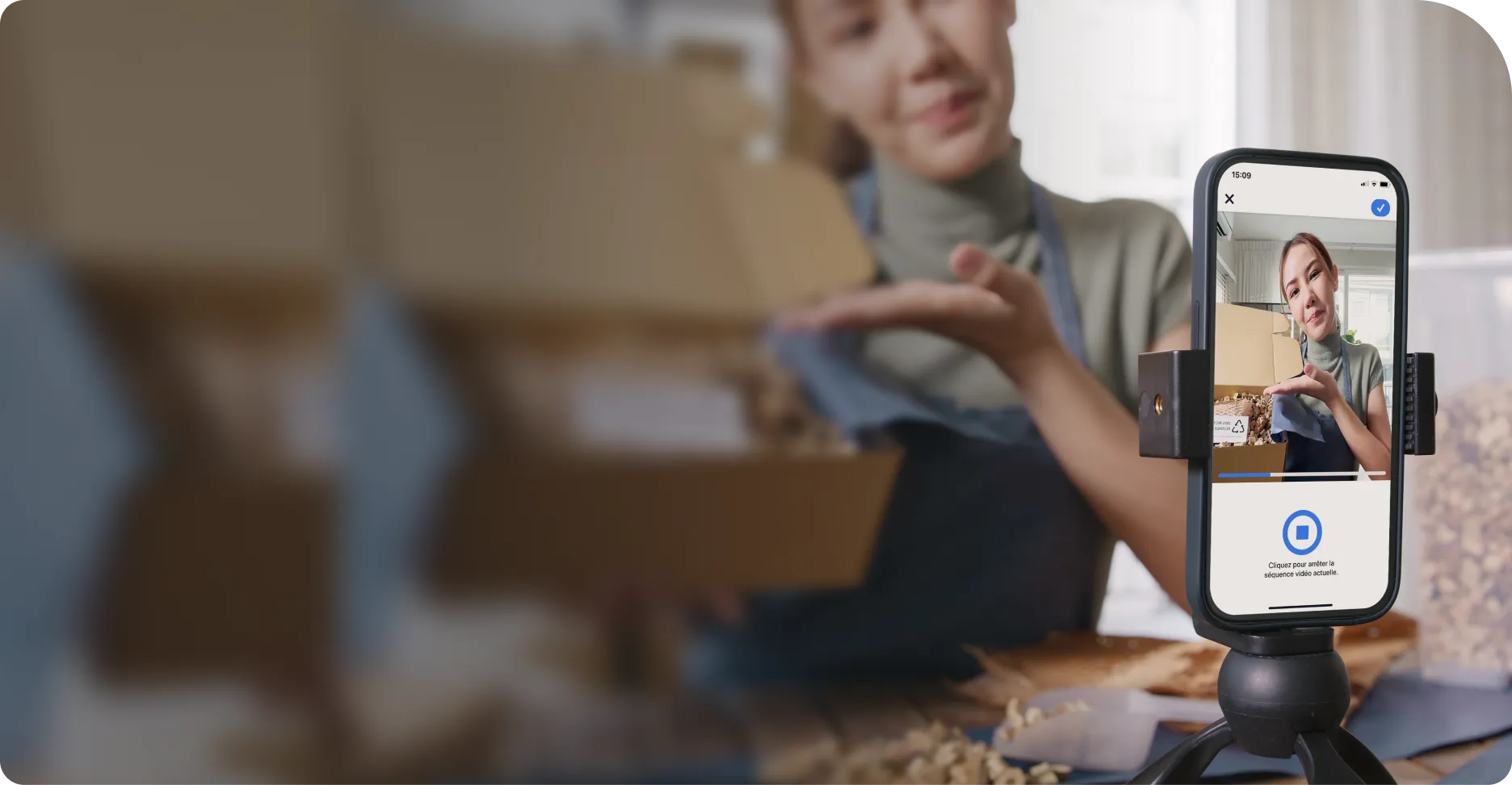 Femme qui filme avec son téléphone